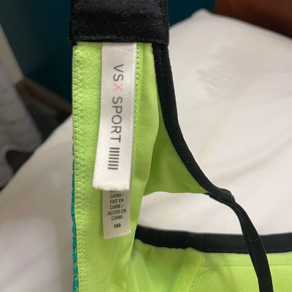 Victoria's Secret Women's Cupped Lighted Padded Wired Sports Bra Top Size 34D - Picture 4 of 7